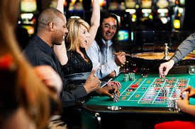 Antarmuka aplikasi konek4d menampilkan meja live-dealer blackjack dan pilihan sportsbook
